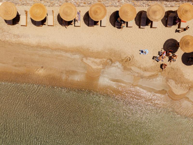Beach sunbeds with crystal water, Armia Experience Hotel, Sýros