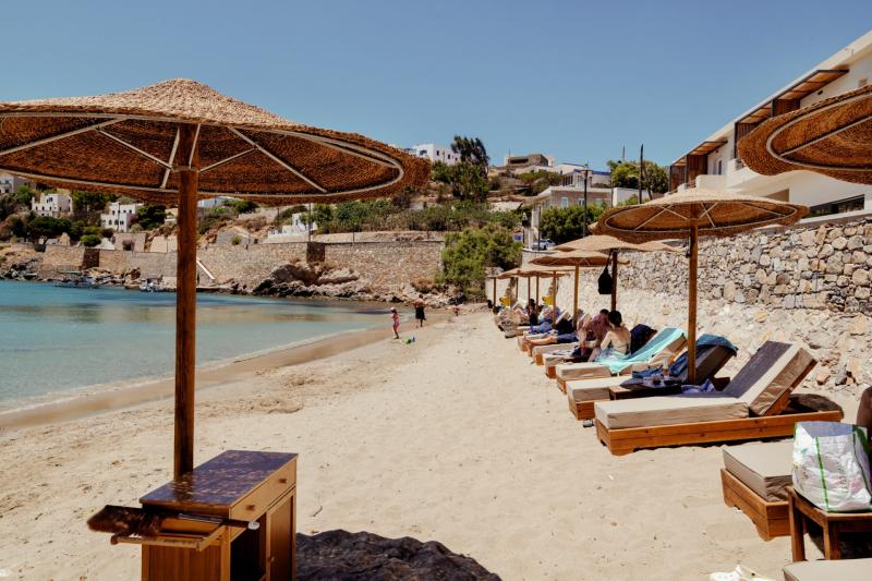 The beach in front of Armia Experience Hotel, Vári, Sýros
