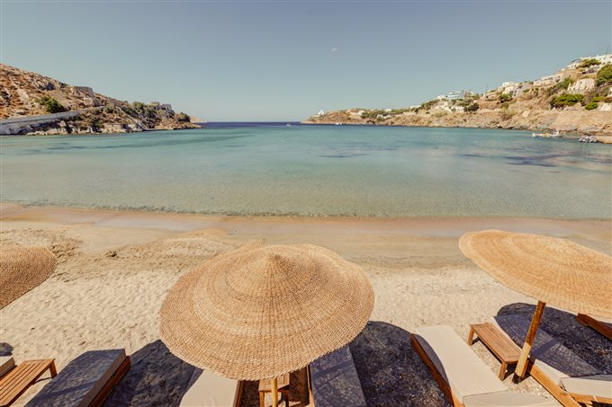 Beach service on Vári beach, in front of Armia Experience Hotel, Sýros